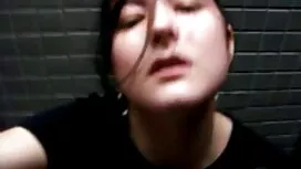 Nuori tyttö tykkää h ...