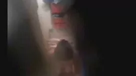 Mies myy ystäviään v ...