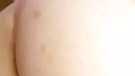 Tyttö tekee yllätyks ...