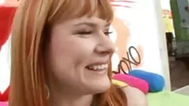 Tyttö uima-altaan ai ...